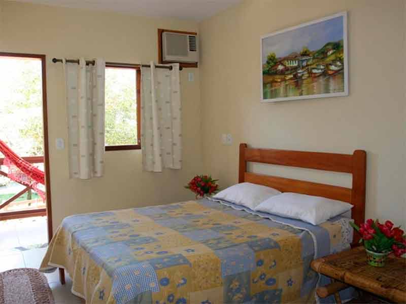 Quarto da pousada Yes, dica de onde ficar em Ilha Grande, com cama de casal de madeira e ar-condicionado