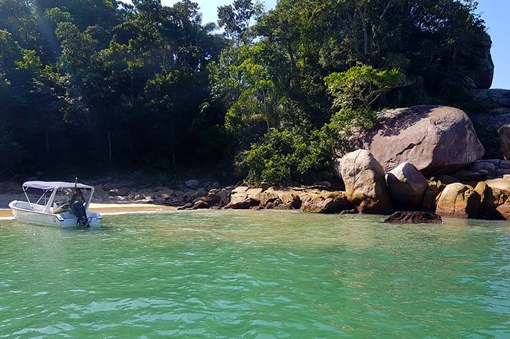 Lanchas na Praia do Caxadaço em Ilha Grade (Foto: Esse Mundo É Nosso)