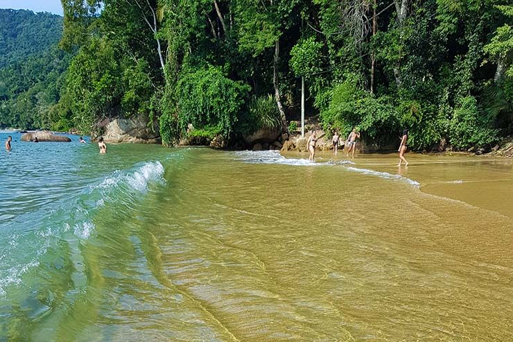 Praia da Júlia na Vila do Abraão, em Ilha Grande (Foto: Esse Mundo É Nosso)