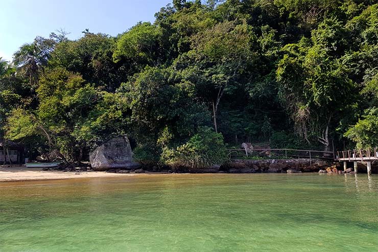 Praia da Crena na Vila do Abraão, em Ilha Grande (Foto: Esse Mundo É Nosso)