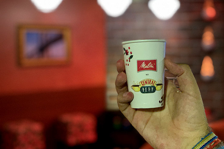 Café de cortesia no cenário do Central Perk (Foto: Esse Mundo É Nosso)