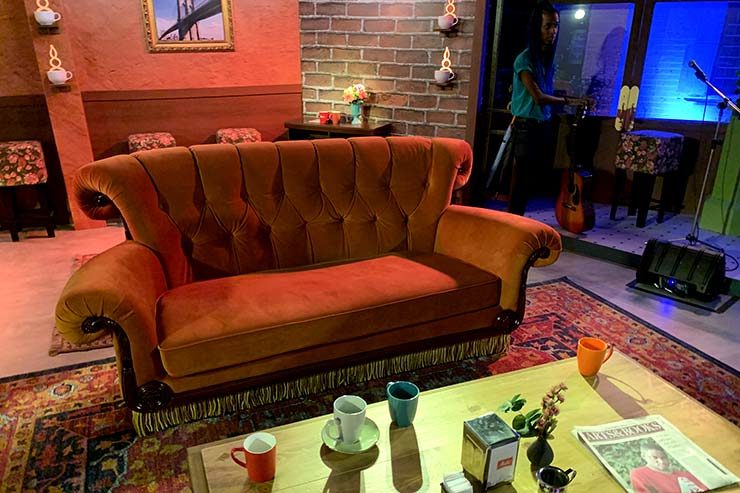Sofá de Friends na Casa Warner by Friends (Foto: Esse Mundo É Nosso)