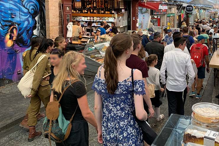 É seguro viajar pra Israel? Soldadas em mercado de Jerusalém