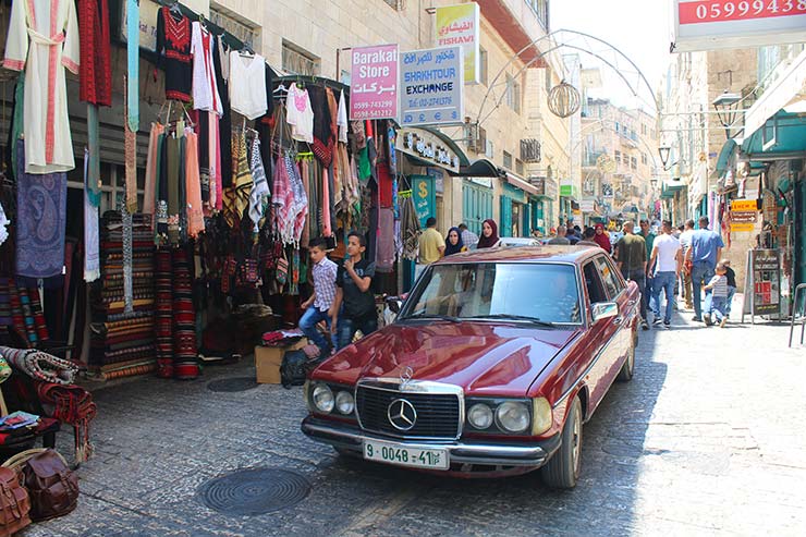 Carro em rua de Belém, na Palestina