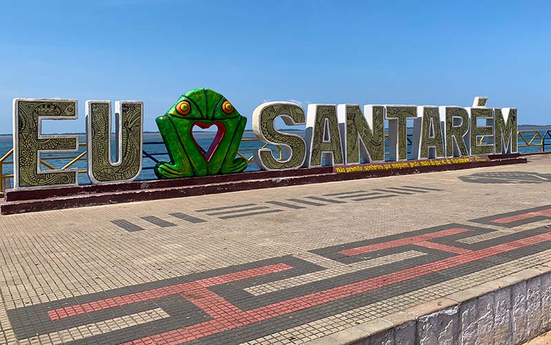 Letreiro de Santarém, no Pará, em frente ao rio (Foto: Esse Mundo é Nosso)
