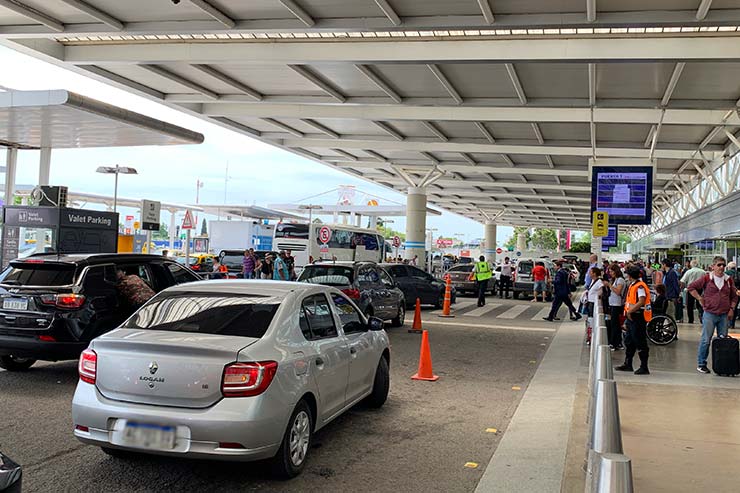 Uber e táxi no aeroporto de Ezeiza (Foto: Esse Mundo é Nosso)