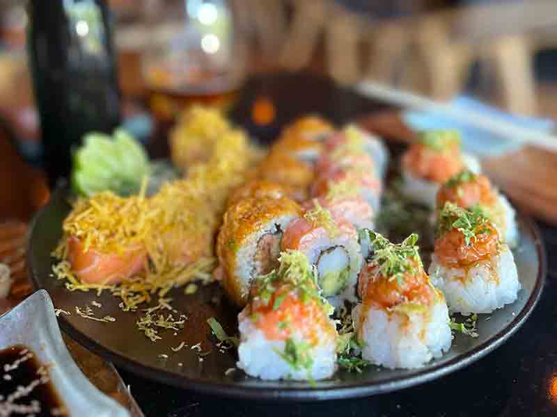 Sushis do Fabric, dica entre os restaurantes em Buenos Aires, com salmão