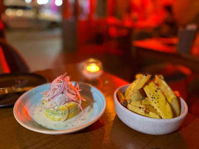 Batatas com huancaína e causa com ceviche do Jarana, dica entre os restaurantes em Buenos Aires