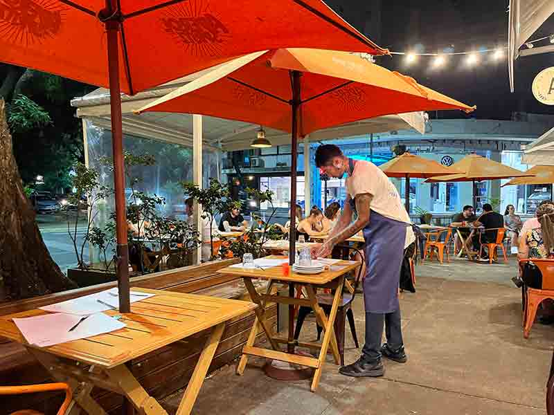 Garçom organiza mesa ao ar livre do La Alacena, dica entre os restaurantes em Buenos Aires