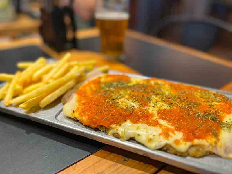 Milanesa napolitana com batata frita e cerveja do El Club de la Milanesa, dica de restaurante em Buenos Aires