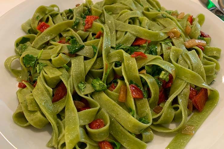 Tagliatelle verde com rúcula, tomate seco e cebola no Il Matterello em Buenos AIres (Foto: Esse Mundo é Nosso)