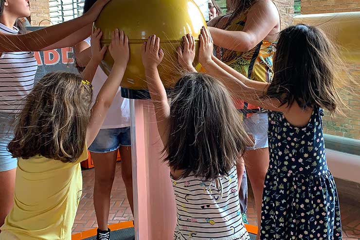 Cabelos arrepiados durante atração no Catavento em São Paulo (Foto: Esse Mundo é Nosso)