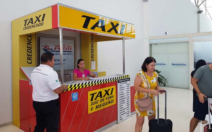 Balcão de táxi no Aeroporto de Juiz de Fora (Foto: Esse Mundo É Nosso)