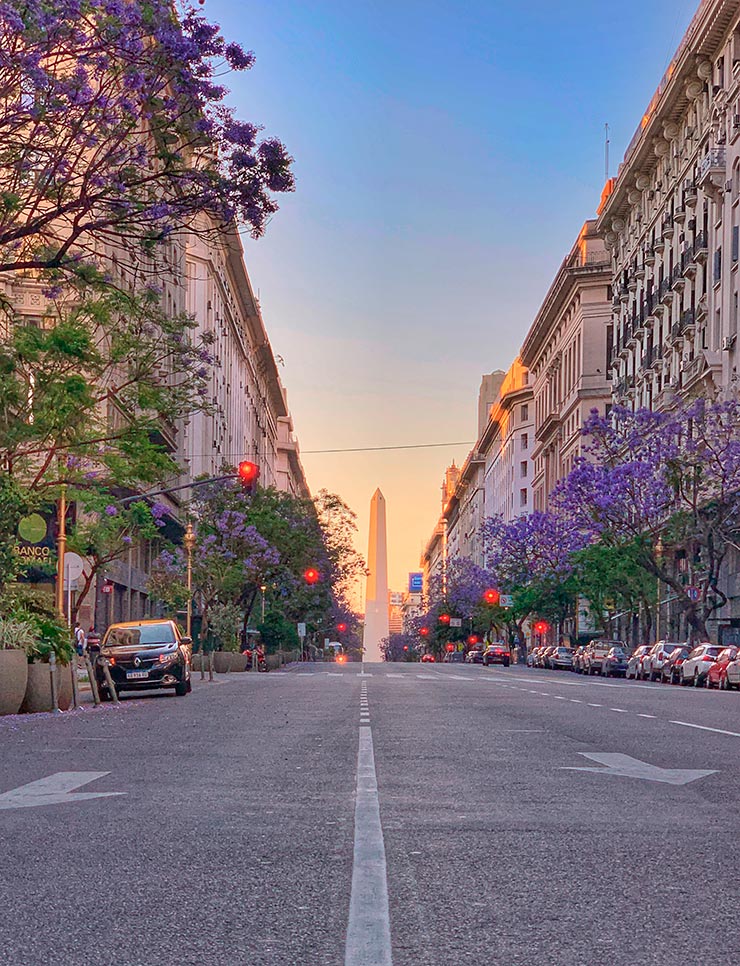 Fim de tarde com céu rosado no Microcentro de Buenos Aires