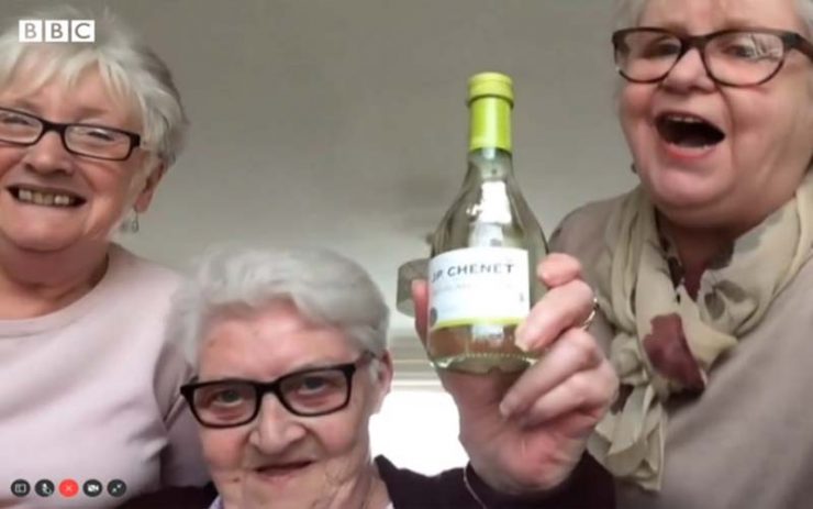 Vovós encaram juntas quarentena com vinho e gargalhadas (Reprodução/BBC)