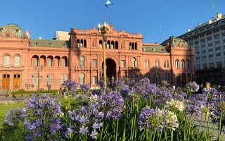 Vista da Casa Rosada em Buenos Aires com jardim florido na frente