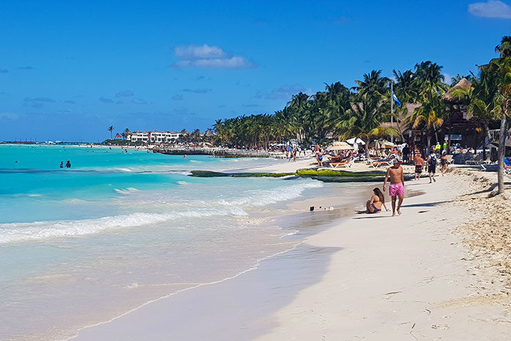 Barracas e beach clubs em Playa Norte em Isla Mujeres (Foto: Esse Mundo É Nosso)