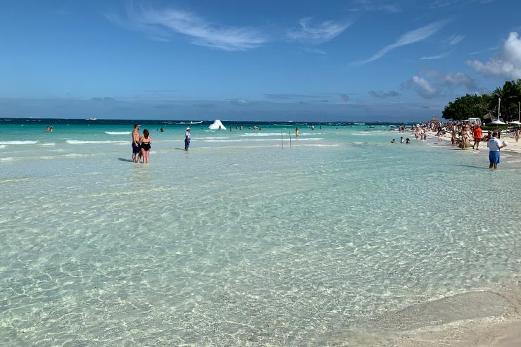 Mar transparente de uma praia de Cancún (Foto: Esse Mundo é Nosso)