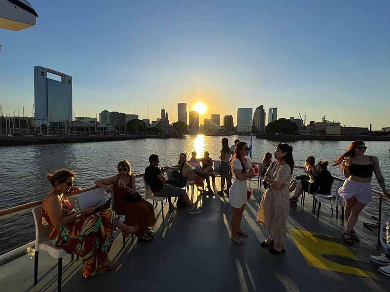 Pôr do sol no passeio de barco no Rio de La Plata