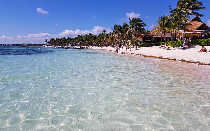 Praia de Akumal, México, em dia ensolarado com mar cristalino