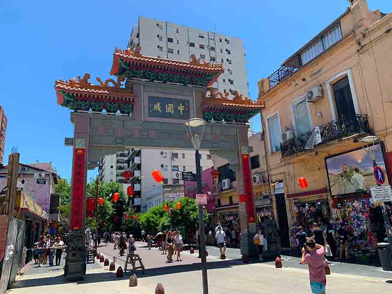 Portal de entrada no Bairro Chino, dica do que fazer em Buenos Aires, em dia de céu azul