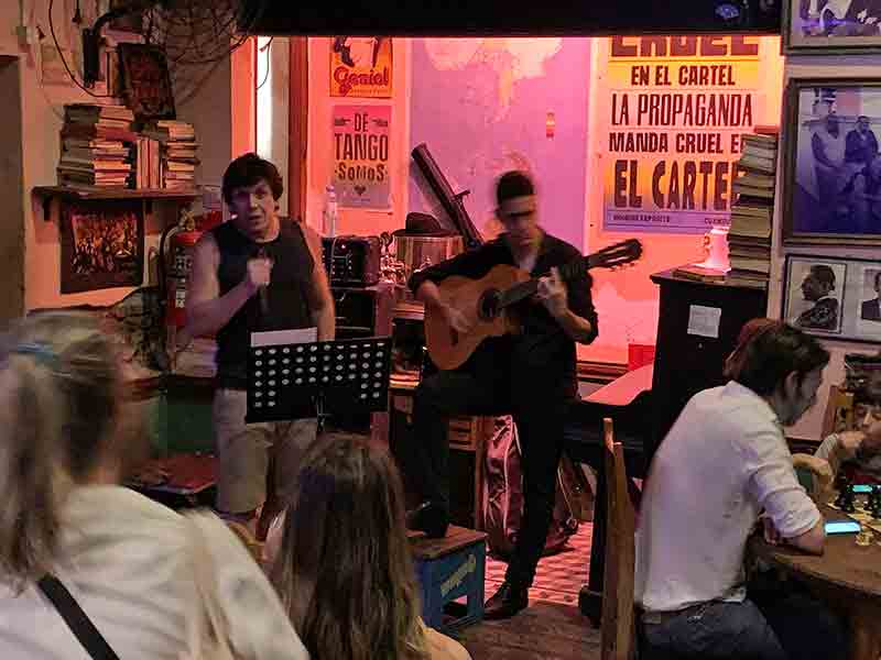 Homem canta tango e outro toca violão no bar El Boliche de Roberto, dica do que fazer em Buenos Aires