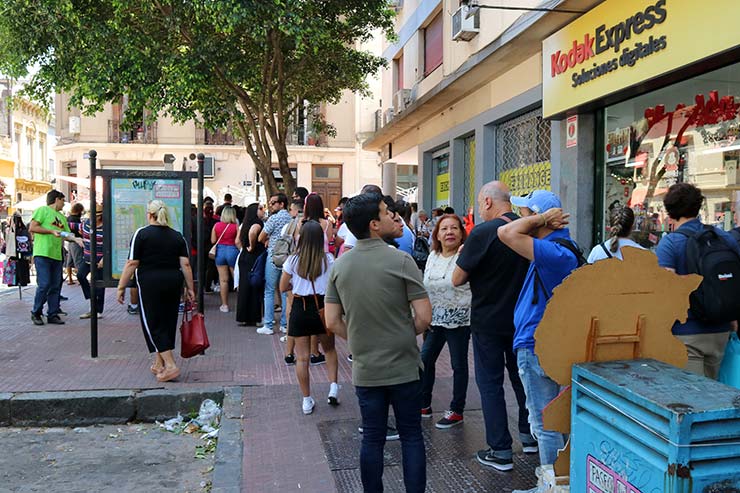 Fila pra tirar foto com a estátua da Mafalda em Buenos Aires