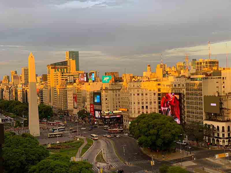 Vista do Obelisco e da Av. 9 de julho no Rooftop Cielo Sky Bar, dica de o que fazer em Buenos Aires