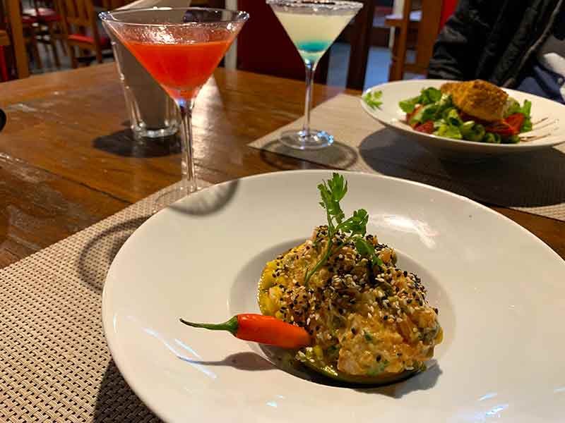 Ceviche, drinks e brie empanado do O Alquimista, restaurante em Monte Verde