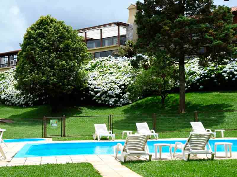 Gramado ou Canela: Piscina vazia do Bangalôs da Serra com espreguiçadeiras