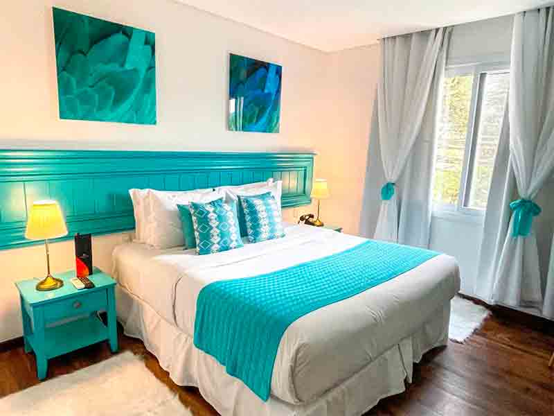 Gramado ou Canela; Quarto da Flame, em Canela, com cama de casal e decoração toda em branco e azul