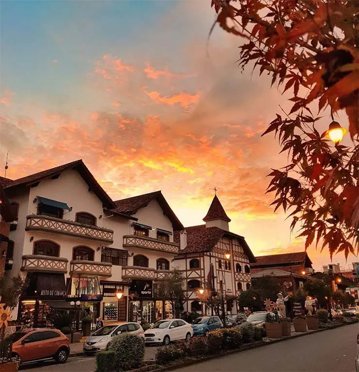 Final do dia com céu amarelado no Centro de Gramado (Foto: Esse Mundo é Nosso)