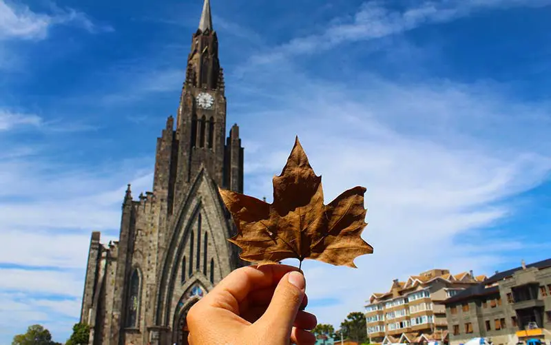Onde ficar em Canela: Catedral de Pedra com uma folha seca na frente (Foto: Esse Mundo é Nosso)