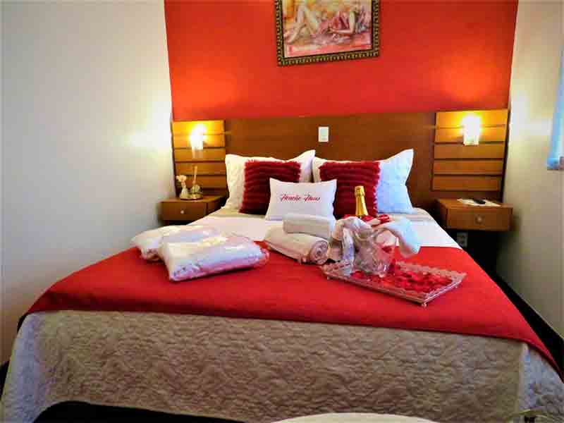 Gramado ou Canela; Quarto da Hencke Haus com cama de casal e parede vermelha