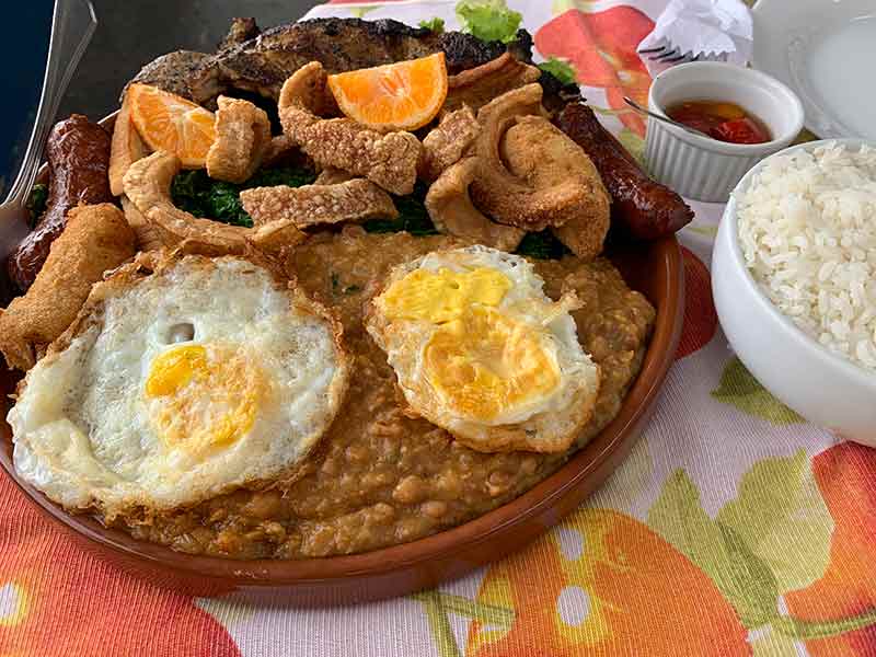 Tutu mineiro com ovo frito, torresmo, couve e linguiça do Restaurante da Drika, em Monte Verde