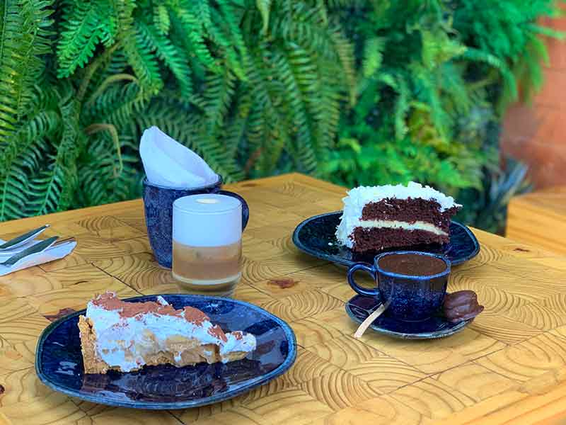 Banoffee, chocolate quente e torta trufada de chocolate da Sabor e Arte, café em Monte Verde