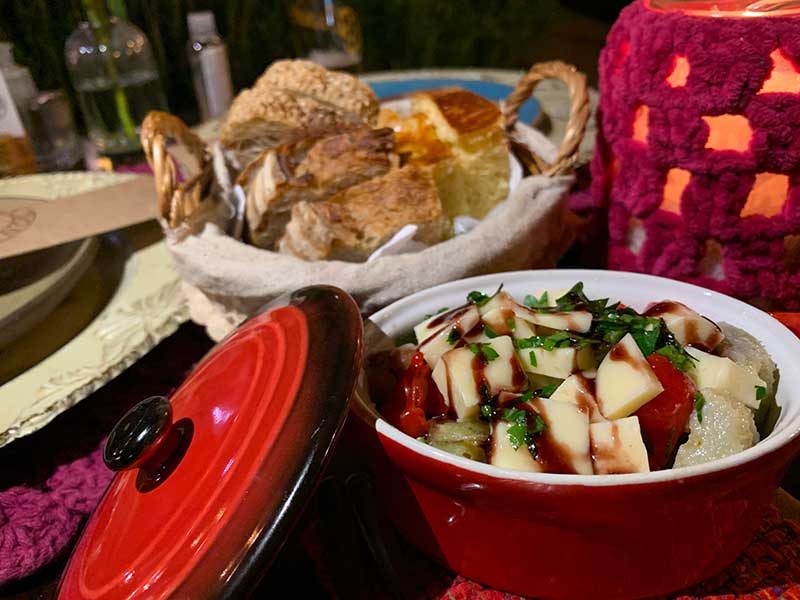 Confit de queijo da Canastra, azeitona e alcachofra com cesta de pães artesanais do Villa Donna, um dos restaurantes em Monte Verde