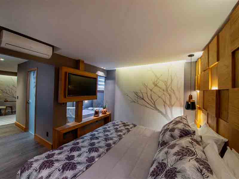 Gramado ou Canela; Quarto do Wood com cama de casal, TV e ar-condicionado