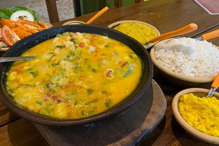 Moqueca de peixe com arroz, pirão e farofa do restaurante Panela de Barro em Boipeba (Foto: Esse Mundo é Nosso)