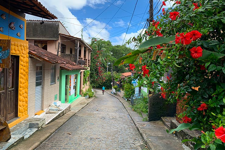 Rua de Boipeba que vai até o local de onde saem os barcos (Foto: Esse Mundo é Nosso)