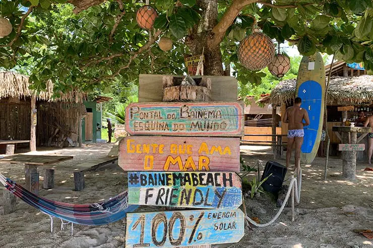 Plaquinhas e rede no restaurante Pontal do Bainema (Foto: Esse Mundo é Nosso)