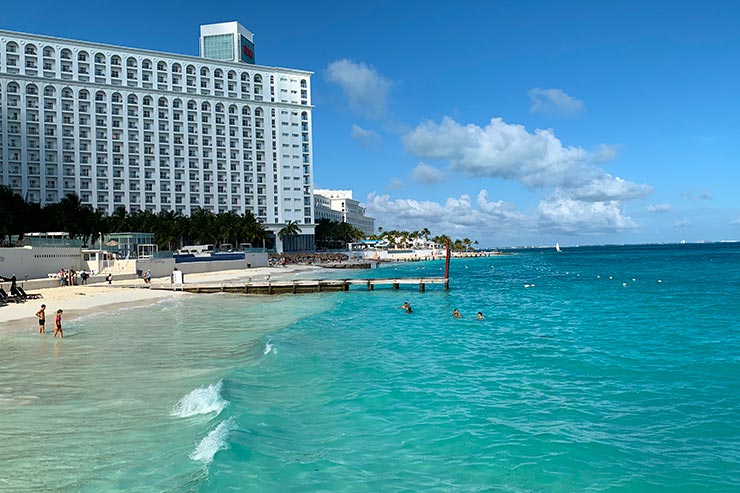 Quanto custa viajar pra Cancún e Playa del Carmen: Hotel e mar azul claro na playa Caracol (Foto: Esse Mundo é Nosso)