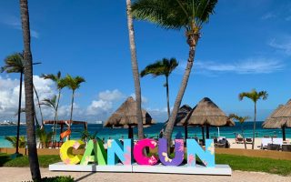 Letreiro de Cancún em frente ao mar, no México
