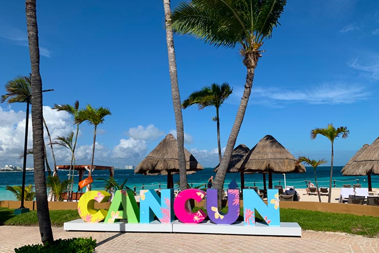 Placa escrito Cancún em uma praia na cidade (Foto: Esse Mundo é Nosso)