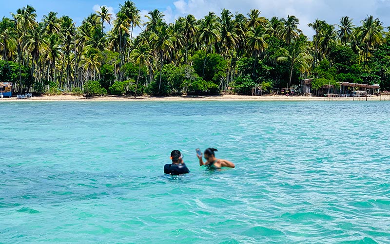 Quantos dias em Boipeba: Casal se diverte nas Piscinas Naturais de Moreré (Foto: Esse Mundo é Nosso)