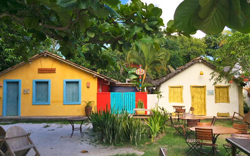 Restaurantes nas casas coloridas do Quadrado em Trancoso (Foto: Esse Mundo é Nosso)