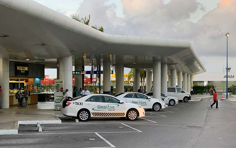 Táxis no aeroporto de Cancún (Foto: Esse Mundo É Nosso)