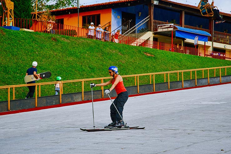 Pessoa na pista de ski do Ski Mountaiin Park em São Roque (Foto: Secretaria de Turismo de SP/Sergio Luiz Jorge – Expressão Studio)