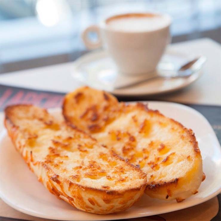 Pão na chapa faz parte do café dos paulistanos