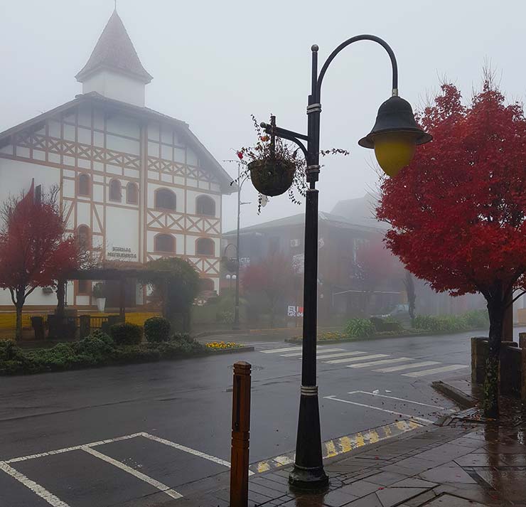 Gramado com crianças - Região central em dia de neblina (Foto: Esse Mundo É Nosso)